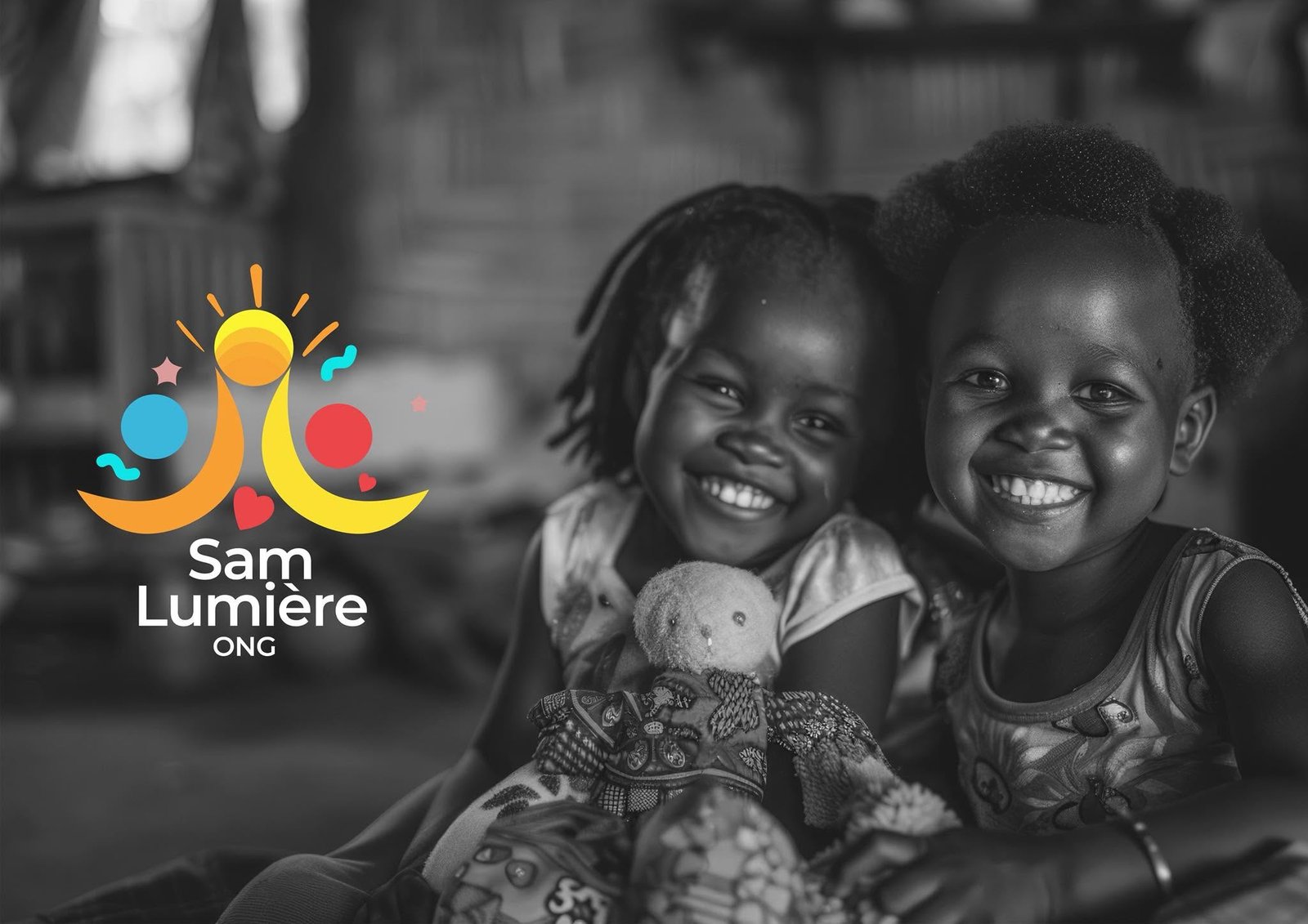 Deux fillettes souriantes, avec le logo de Sam Lumière ONG